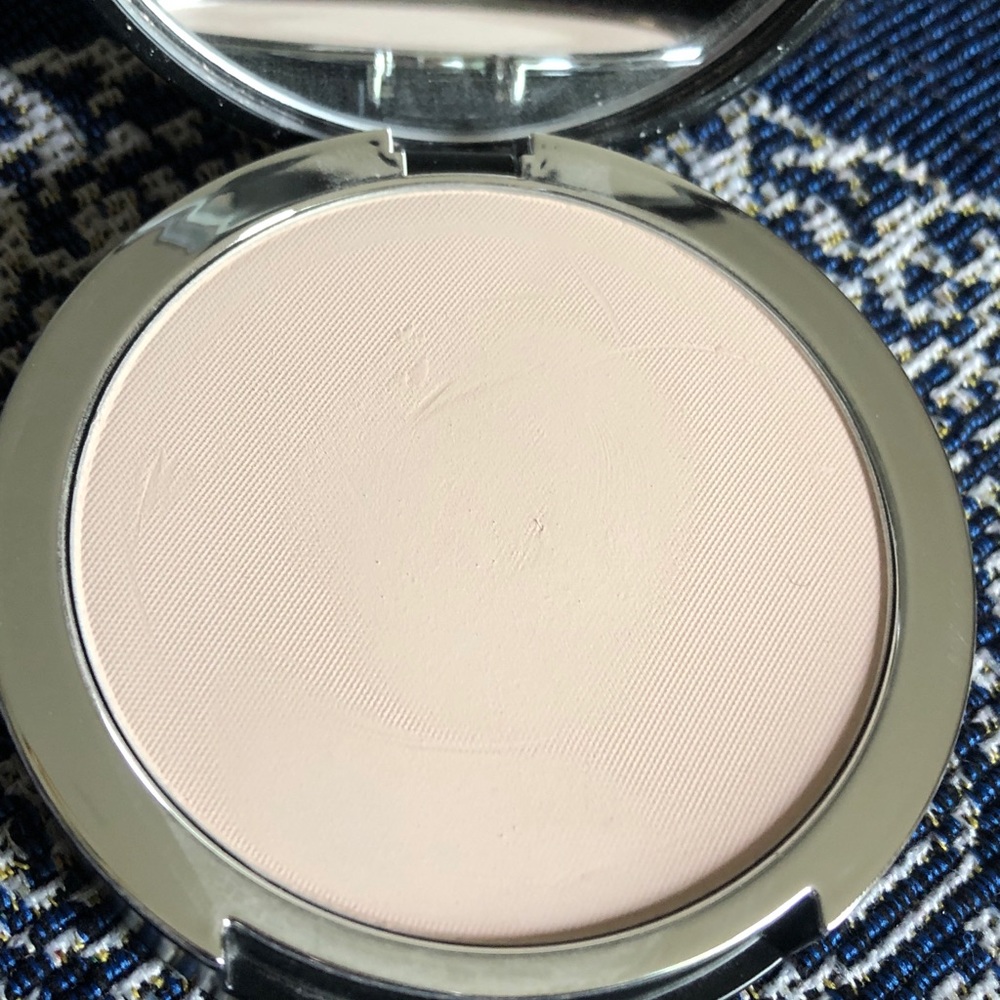 Kat VonD Lock-It Powder Foundation-LIGHT